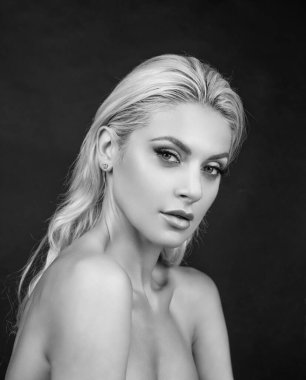 Güzel bir kızın portresi. Yüzü sağlıklı. Yüzü siyah..