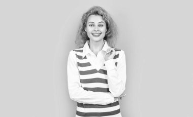 Stüdyodaki kızıl saçlı kadının gülen yüzü. Kızıl saçlı kadının yüzü. Kızıl saçlı kadının fotoğrafı. Gri arka planda izole edilmiş kızıl saçlı kadının yüzü.