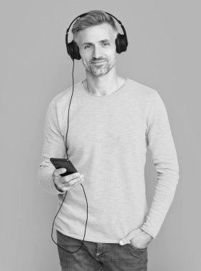 Arkaplanda mp3 çalma listesi var. mp3 'te açık çalma listesi olan bir adamın fotoğrafı. Mavide izole edilmiş mp3 'teki adam açık çalma listesi. Stüdyoda mp3 açık çalma listesi.