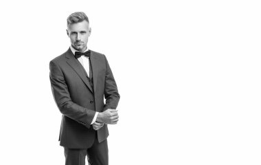 Beyaz arka planda yalıtılmış papyonlu zarif garson..