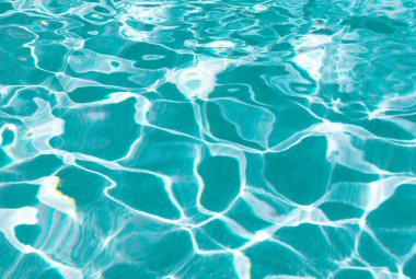 Turkuaz renk arkaplanı yazın dalgalı yüzme havuzu suyu.