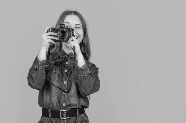 Mutlu Çocuk Fotoğrafçı Sarı Arkaplanı Çekerken Kameraya Bakıyor Boşluğu Kopyala — Stok fotoğraf