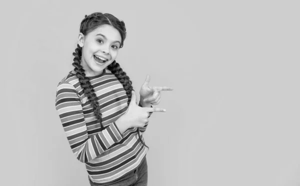 Stüdyoda Saçı Örgülü Fotokopi Odası Olan Genç Bir Kız Saçları — Stok fotoğraf