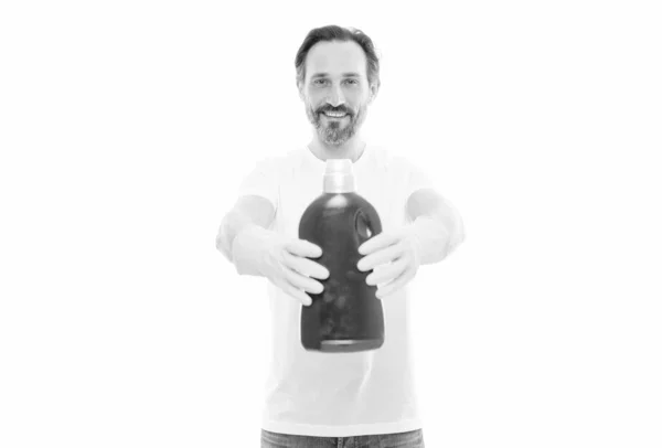 Φωτογραφία Του Χαρούμενος Άνθρωπος Απορρυπαντικό Μπουκάλι Πλυντηρίου Άνθρωπος Απορρυπαντικό Πλυντηρίου — Φωτογραφία Αρχείου