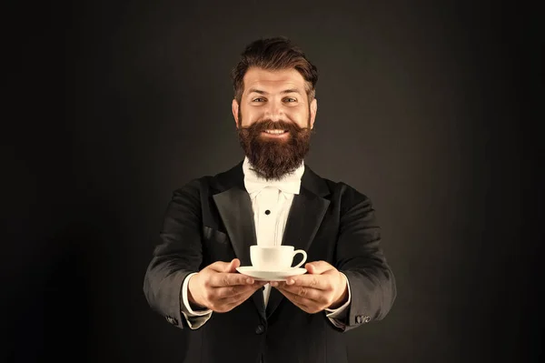 Smokinli Papyonlu Elinde Kahve Fincanı Olan Mutlu Adam Siyah Arka — Stok fotoğraf