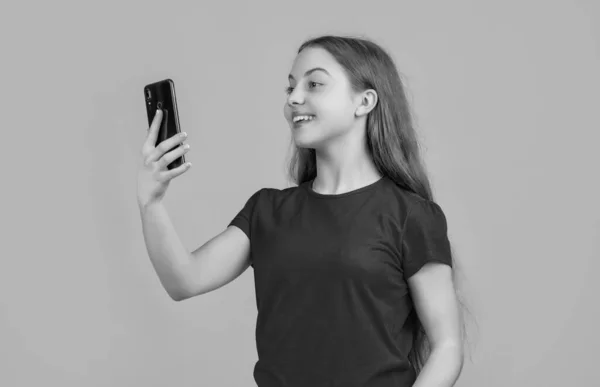 Felice Adolescente Bambino Con Smartphone Sfondo Giallo — Foto Stock