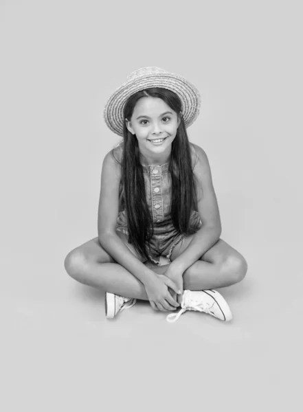 Ευτυχισμένος Έφηβος Κορίτσι Ψάθινο Καπέλο Κάθεται Κίτρινο Φόντο — Φωτογραφία Αρχείου