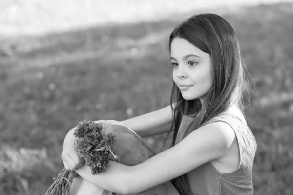 Έφηβη Χαλαρώνει Στο Πάρκο Έφηβη Κοπέλα Έξω Όμορφη Κοπέλα Καλοκαίρι — Φωτογραφία Αρχείου