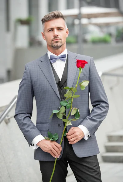 穿着燕尾服的优雅男子 在室外穿着燕尾服领带的男人 英俊潇洒的燕尾服男人和玫瑰花 — 图库照片