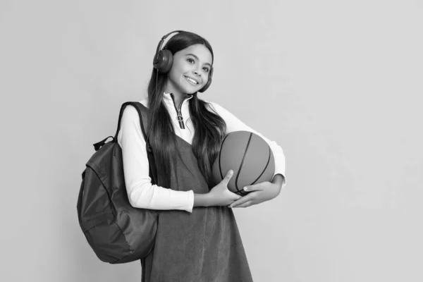 穿着耳机 背着书包和黄色背景篮球运动的孩子们笑了 — 图库照片