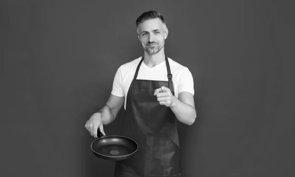 Happy Mature Man Chef Apron Frying Pan Red Background Point — Stockfoto