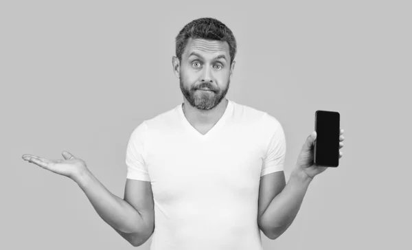 Homem Confuso Mostrando Aplicativo Telefone Homem Mostrando Aplicativo Telefone Celular — Fotografia de Stock