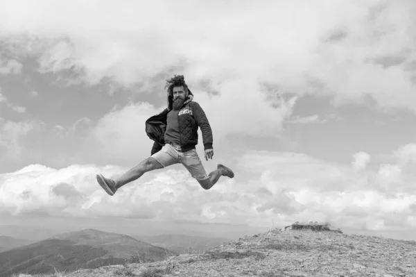 Прыгающий Человек Выражает Счастье Фото Прыгуна Гору Прыгающий Мужчина Улице — стоковое фото