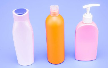 Yenilenebilir plastik sıvı kozmetik paketleme kapları HDPE çok renkli arka plan kopyalama alanı, şişeler.