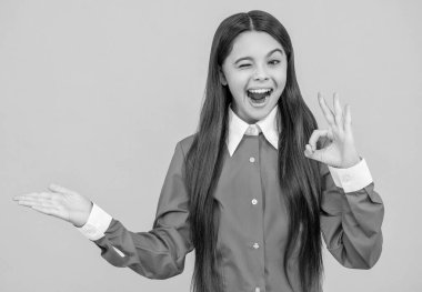 Stüdyoda genç kız izole edildi, tamam mı? Arkaplanda genç bir kız var. Üniformalı bir genç kızın fotoğrafı..