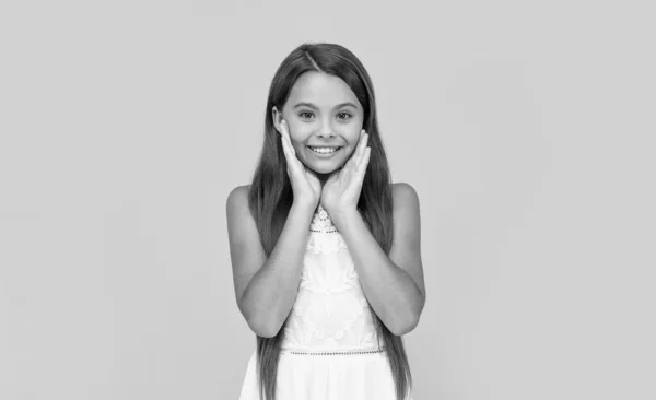 Glimlachende Tiener Meisje Witte Jurk Heeft Lang Haar Gele Achtergrond — Stockfoto