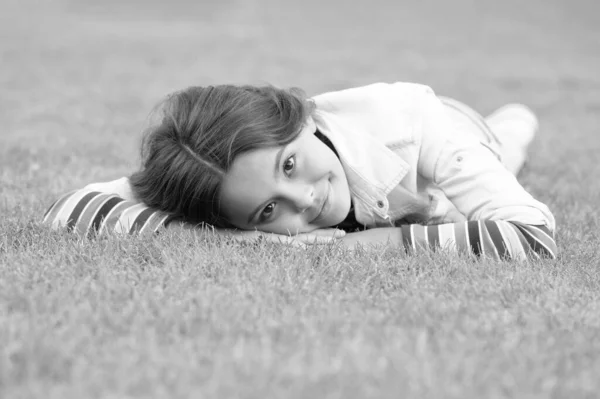 Teenage Girl Relaxing Green Grass Outdoors Relaxation — Stockfoto