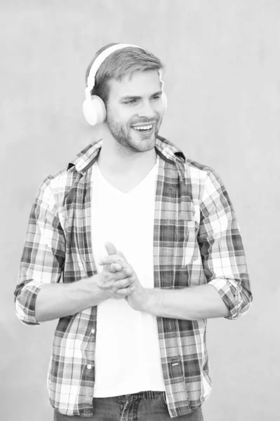 Ευτυχισμένος Άντρας Ακούει Μουσική Και Φοράει Καρό Πουκάμισο Φωτογραφία Του — Φωτογραφία Αρχείου