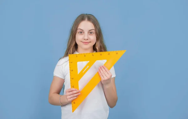 Улыбающийся Ребенок Математическим Средством Измерения Треугольника — стоковое фото