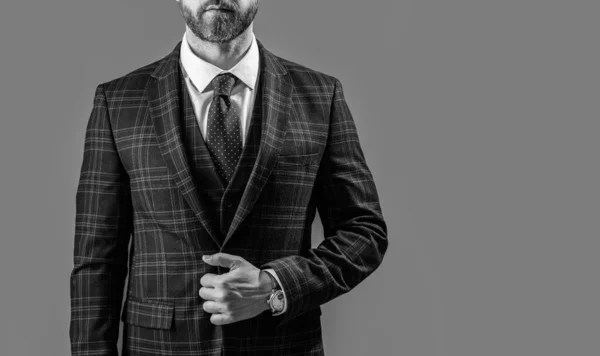 バナーのスーツ姿の男だ 灰色の背景に隔離されたフォーマルウェアの男 スタジオでフォーマルウェアを着た男 男性の写真はフォーマルウェア — ストック写真