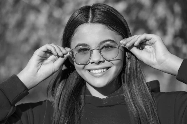Cheerful Teen Girl Outdoor Autumn Season Wearing Sunglasses — Stockfoto