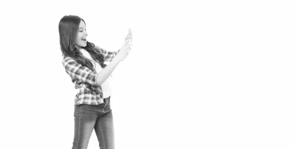 Счастливый Подросток Фотографирует Камеру Телефона Изолированный Белом Фоне Копировальным Пространством — стоковое фото