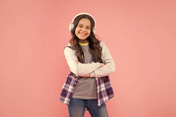 快乐的孩子 带着粉红背景的耳机听音乐 回到学校 — 图库照片