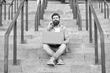 Pozitif adamın dışarıda çevrimiçi video bağlantısı var. Adamın merdivenlerde online video bağlantısı var. Adamın bilgisayarında çevrimiçi video bağlantısı var. Adamın dışarıda online video iletişimi var..