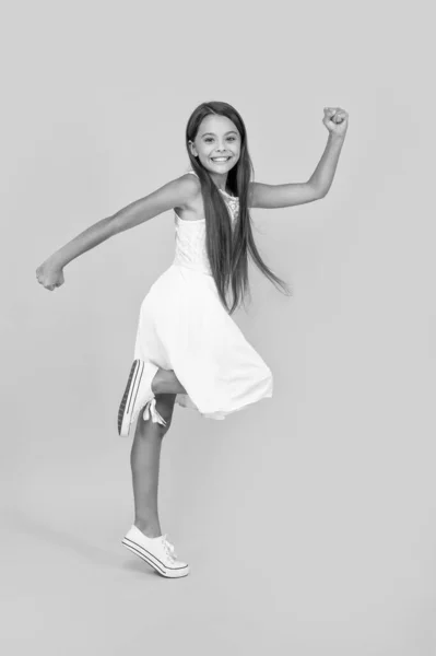 Χαριτωμένο Έφηβος Κορίτσι Λευκό Φόρεμα Τρέχει Κίτρινο Φόντο — Φωτογραφία Αρχείου