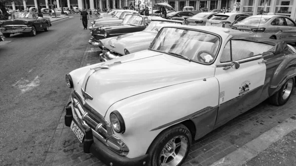 古巴哈瓦那 2019年5月2日 绿色雪佛兰敞篷车 停放的士小型车 — 图库照片