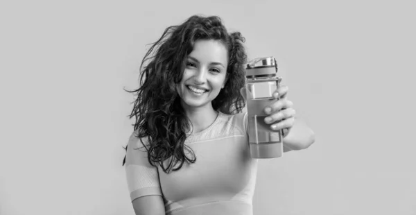 Χαρούμενη Fitness Γυναίκα Αθλητικό Μπουκάλι Νερό Στο Στούντιο Fitness Γυναίκα — Φωτογραφία Αρχείου
