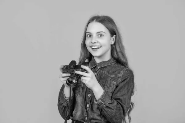 Ena Surpreendido Adolescente Fotógrafo Amarelo Fundo Menina Adolescente Segurando Câmera — Fotografia de Stock