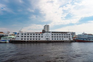 Manaus, Brezilya - 04 Aralık 2015: Iberostar Grand Amazon yolcu gemisi feribotu.