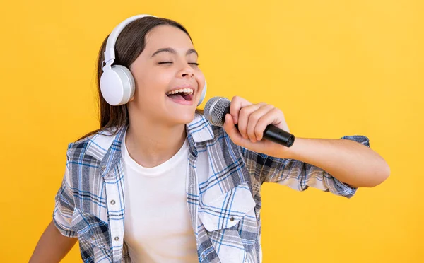 Arkaplanda Kulaklıklı Genç Kız Karaoke Şarkıcısı Genç Kız Karaoke Şarkıcısının — Stok fotoğraf