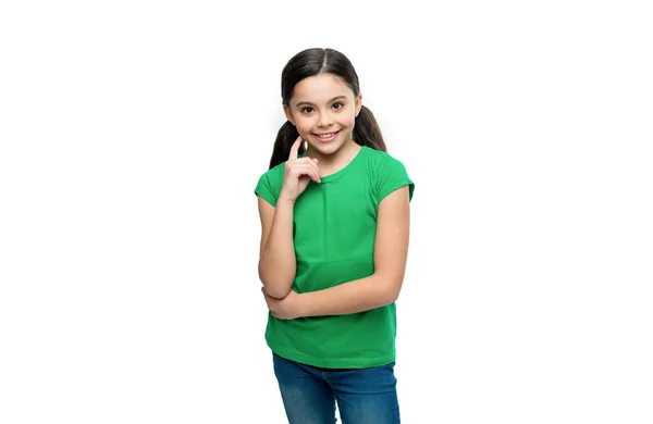 白地に隔離された10代の少女 スタジオの10代の女の子 緑のTシャツを着た10代の女の子 カジュアルなスタイルで10代の女の子の写真 — ストック写真