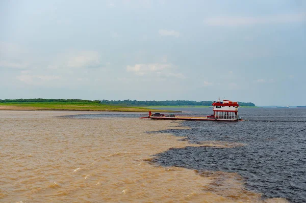 巴西马瑙斯 2015年12月4日 货轮驳船在水上会议上运载汽车 — 图库照片