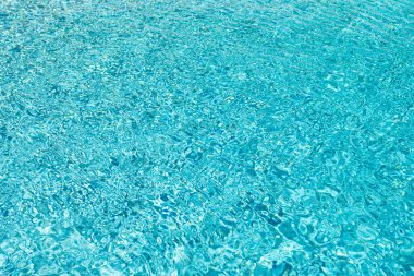 Odaklanamayan yaz havuzu arkaplanı resmi. Odaklanmış yaz havuzu geçmişi. Odaklanmış yaz havuzu arka planında dalgalar var. Odaklanmış yaz dalgalı havuzu arka planı.