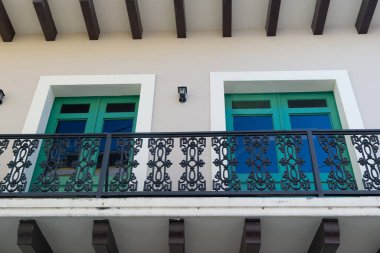 Evin balkon korkulukları. Balkon korkulukları ön cephede. Balkon parmaklıkları dışarıda. Balkon parmaklıklarının fotoğrafı..