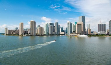 Florida 'daki panoramik Miami Metropolis gökyüzü. Miami Metropolis ufuk çizgisiyle ufuk çizgisi. Miami Metropolis 'in gökdelenli fotoğrafı. Miami Metropolis ufuk çizgisi.