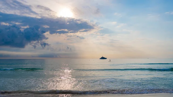 Gün ışığında deniz manzaralı ufuk. Yaz mevsiminde gün ışığında ufuk çizgisi. Deniz manzarası, gün ışığında gökyüzü. Gün ışığında deniz manzaralı ufuk fotoğrafı.