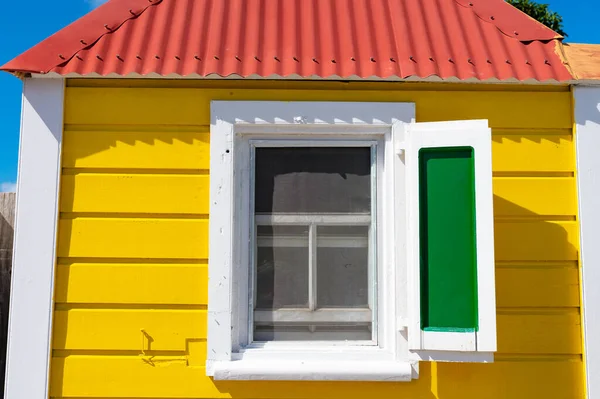 Hausfensterbild Hausfenster Mit Rollladen Hausfenster Helle Farbe Foto Des Hausfensters — Stockfoto