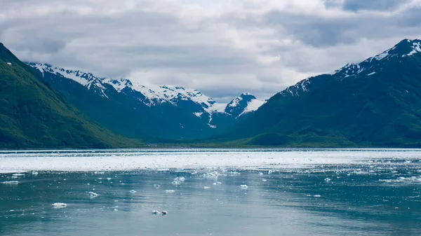 雪の山のピーク氷河氷の海の水の自然と緑の山の斜面での風景 氷河湾の自然 山の海岸の自然景観 米国アラスカ州のハバード氷河の性質 — ストック写真