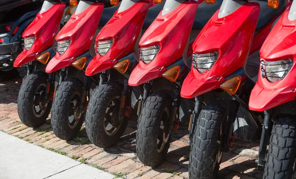 Parkerad Hyra Moped Röd Färg Med Hjul Parkerad Hyra Moped — Stockfoto