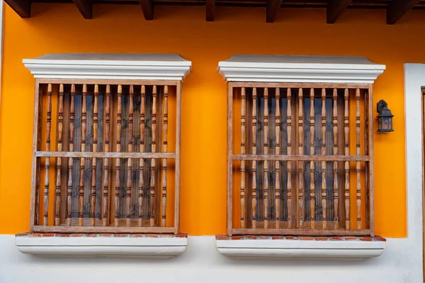 Foto Von Zwei Fenstern Außen Haus Mit Fenster Freien Gebäude — Stockfoto