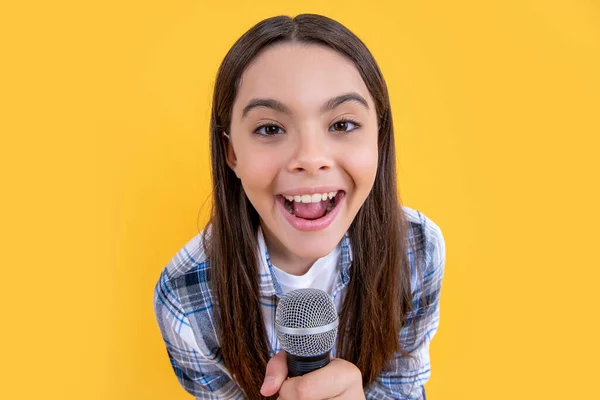 Fröhliche Teenager Mädchen Karaoke Sängerin Hintergrund Foto Von Teenager Mädchen — Stockfoto