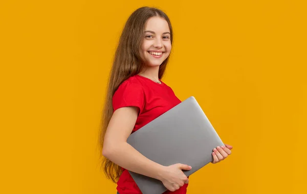 Sarı Arka Planda Dizüstü Bilgisayarı Olan Gülümseyen Kız — Stok fotoğraf