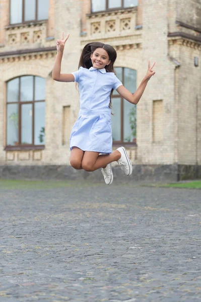 Παιδική Ευτυχία Χαρούμενα Έφηβος Κορίτσι Άλμα Έξω Φωτογραφία Της Παιδικής — Φωτογραφία Αρχείου
