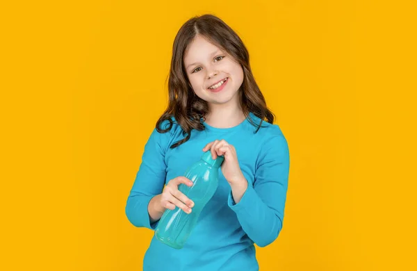 Glückliches Kind Mit Sportflasche Auf Gelbem Hintergrund — Stockfoto