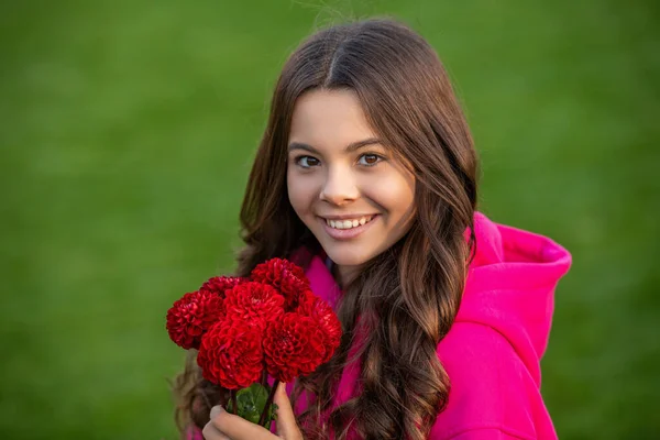 秋の花の花束を持つ正のティーンエイジャーの女の子 秋の花束を持った10代の少女 10代の女の子の秋の花束の写真 十代の女の子とともに秋の花束屋外 — ストック写真