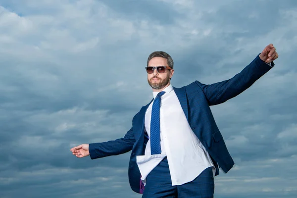 Erfolgreicher Chef Anzug Auf Himmelshintergrund Chef Anzug Draußen Chef Business — Stockfoto